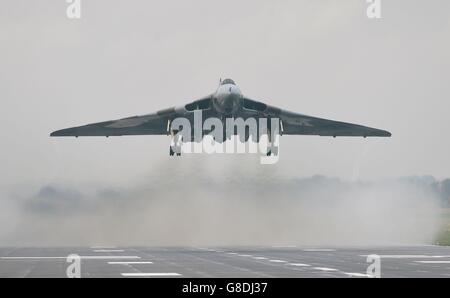 Vulcans letzter Flug. Vulcan XH558, ein restaurierter Atombomber, während seines letzten Fluges am Robin Hood Airport von Doncaster. Stockfoto