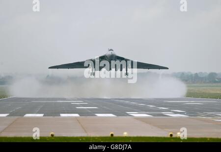 Vulcans letzter Flug. Vulcan XH558, ein restaurierter Atombomber, während seines letzten Fluges am Robin Hood Airport von Doncaster. Stockfoto