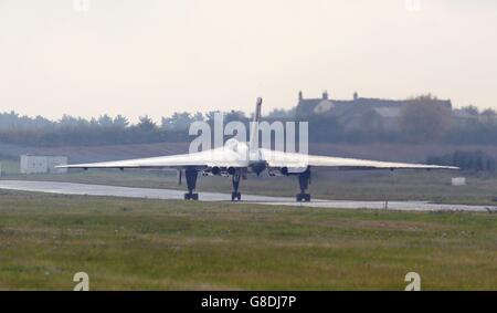 Vulcan XH558, ein restaurierter Atombomber, taxiert vor seinem letzten Flug am Robin Hood Airport von Doncaster. Stockfoto