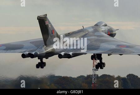 Vulcan XH558, ein restaurierter Atombomber, nimmt seinen letzten Flug am Robin Hood Airport von Doncaster auf. Stockfoto