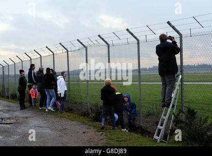 Enthusiasten beobachten durch einen Zaun am Robin Hood Airport von Doncaster, wie der restaurierte Atombomber Vulcan XH558 seinen letzten Flug macht. Stockfoto