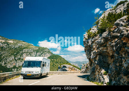 Verdon, Frankreich - 29. Juni 2015: Weiße Farbe Hymer Wohnmobil Auto auf Grund der französischen Berglandschaft Natur. Der Hymer AG Stockfoto