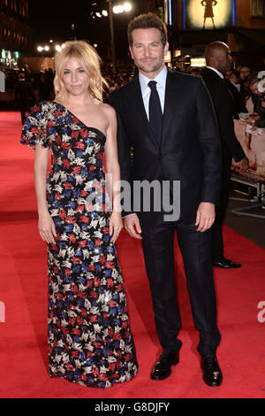 Sienna Miller und Bradley Cooper kommen zur gebrannten Premiere im Vue West End, Leicester Square, London. DRÜCKEN Sie VERBANDSFOTO. Bilddatum: Mittwoch, 28. Oktober 2015. Bildnachweis sollte lauten: Anthony Devlin/PA Wire Stockfoto