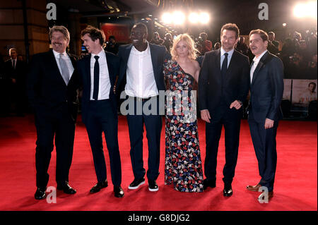 (L - R) Regisseur John Wells, Sam Keeley, Omar Sy, Sienna Miller, Bradley Cooper und Daniel Bruhl kommen zur gebrannten Premiere im Vue West End, Leicester Square, London. DRÜCKEN SIE VERBANDSFOTO. Bilddatum: Mittwoch, 28. Oktober 2015. Bildnachweis sollte lauten: Anthony Devlin/PA Wire Stockfoto