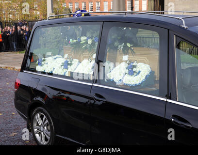 Fußball - Howard Kendall Funeral. Der Leichenwagen kommt während des Trauerdienstes von Howard Kendall in der Anglikanischen Kathedrale von Liverpool in die Kathedrale. Stockfoto