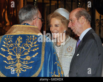 Der Dekan von Westminster, Reverend John Hall (links) spricht mit Prinzessin Michael von Kent (Mitte) und dem Herzog von Kent, als sie zu einem Gottesdienst zum 600. Jahrestag der Schlacht von Agincourt in Westminster Abbey, London, ankommen. Stockfoto