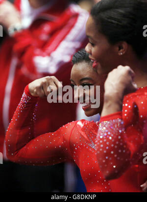 Die US-Amerikanerin Simone Biles (links) feiert den Goldsieg mit der US-Teamkollegen Gabrielle Douglas, die am siebten Tag der Weltmeisterschaften im Gymnastikturnier 2015 bei der SSE Hydro in Glasgow Splitter im Damen-Allround gewann. Stockfoto