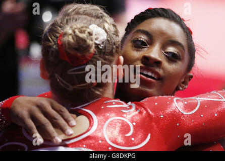 Die US-Amerikanerin Simone Biles (rechts) wird von der kanadischen Elsabeth Black gratuliert, nachdem sie am siebten Tag der Weltmeisterschaften im Gymnastik-Bereich 2015 beim SSE Hydro, Glasgow, Gold im Damen-Allround gewonnen hat. Stockfoto