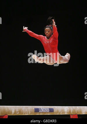 Gymnastik - Weltmeisterschaften 2015 - Tag Sieben - das SSE Hydro. Die US-Amerikanerin Simone Biles tritt am siebten Tag der Weltmeisterschaften im Gymnastik-Bereich 2015 beim SSE Hydro in Glasgow am Balance Beam an. Stockfoto