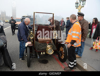 Während des Bonhams London to Brighton Veteran Car Run, London, neigen Fahrer zu einem abgebrochenen Fahrzeug auf der Westminster Bridge. Stockfoto
