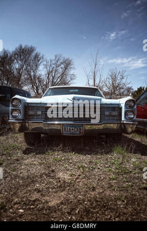 Die Vorderseite des einen alten rostigen Cadillac links in einem Hof in Minneapolis, Minnesota, USA. Stockfoto