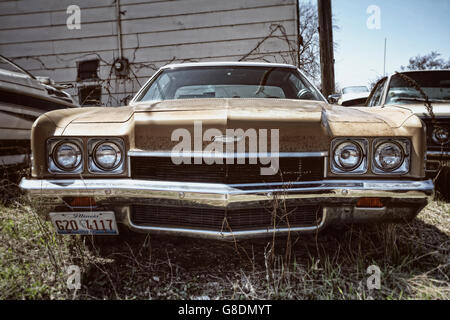 Einem alten amerikanischen Chevrolet Auto in einem Hof in Minneapolis, USA übernommen. Stockfoto