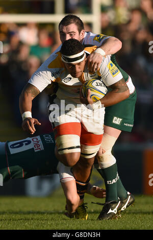 Wesps' Nathan Hughes wird von Leicester Tigers' Fraser Balmain während des Aviva Premiership-Spiels in der Welford Road, Leicester, angegangen. Stockfoto