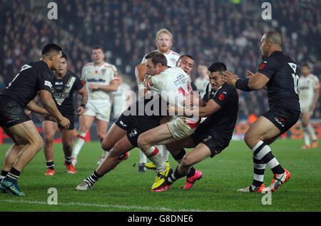 Rugby League - Internationale Testreihe - erster Test - England gegen Neuseeland - KC Stadium. Der englische James Roby wird von der neuseeländischen Verteidigung während des Spiels der International Test Series im KC Stadium, Hull, gehalten. Stockfoto