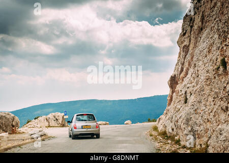 Verdon, Frankreich - 29. Juni 2015: Nissan Micra Auto unterwegs auf Hintergrund der französischen Berglandschaft Natur der Gorges Du Verdon Stockfoto