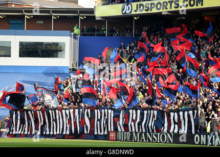 Fußball - Barclays Premier League - Crystal Palace gegen Manchester United - Selhurst Park. Crystal Palace Fans zeigen ihre Unterstützung auf den Tribünen Stockfoto