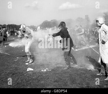 Auf dem Richmond Athletic Ground in Surrey, wo das Hospital Cup Finale zwischen Guy's und St. Thomas's ausgetragen wurde, findet ein traditioneller Mehlkampf statt. Stockfoto