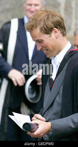 Prinz William verlässt das Viereck des Heiligen Salvators mit dem Universitätsprinzip Dr. Brian lng (hinten) nach der Abschlussfeier des Prinzen. William erhielt einen 2:1 in Geographie nach vier Jahren Studium für seinen Master of Arts. Stockfoto