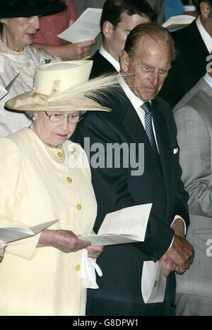 Die britische Königin Elizabeth II. Und der Herzog von Edinburgh stehen während der Abschlusszeremonie von Prinz William. William erhielt einen 2:1 in Geographie nach vier Jahren Studium für seinen Master of Arts. Stockfoto