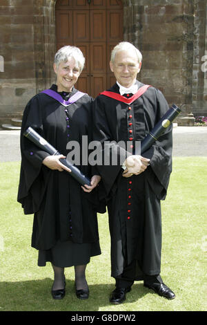 Alison Elliot und George Reid mit ihren Ehrentitel, die sie während der Abschlussfeier von Prinz William erhielten. William erhielt einen 2:1 in Geographie nach vier Jahren Studium für seinen Master of Arts. Stockfoto