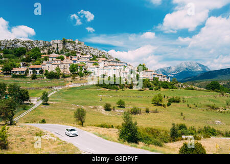 Auto fährt auf der Straße vor Hintergrund der malerischen Aussicht auf mittelalterliche Bergdorf von Trigance In der Provence, Cote De Azur, Stockfoto