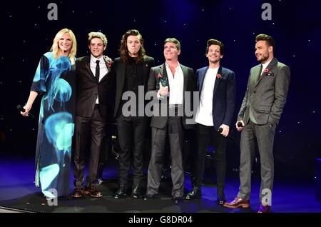 Radio DJ Jo Whiley (ganz links) Niall Horan (links), Harry Styles, Simon Cowell (Mitte) Louis Tomlinson und Liam Payne (ganz rechts) Nachdem 1D ihm den Music Industry Trust Award beim Music Industry Trusts Award (MITS) zugunsten der Wohltätigkeitsorganisationen Nordon Robbins und Brit Trust im Grosvenor House Hotel verliehen hatte. London. Stockfoto