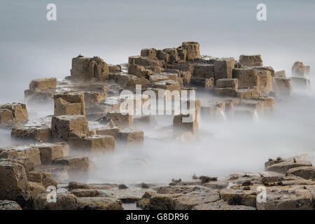 Basaltsäulen in der Nähe von Fingal's Cave, Staffa, Mull, Schottland, erstellt während vulkanische Aktivität. Langzeitbelichtung Stockfoto