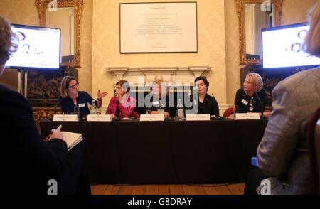 Diskussionspanel Frauen im Finanzwesen (von links nach rechts), Stephanie Flanders, Chief Marketing Strategist bei JP Morgan Asset Management, Dame Amelia Fawsett, Chairman Hedge Funds Standards Board, Michelle Pinggera, International Chief of Staff bei Goldman Sachs, Francesca McDonagh, Leiter Retail Banking & Wealth Management UK bei HSBC Bank plc und Jayne-Anne Gadhia, Chief Executive Officer bei Virgin Money, während einer Podiumsdiskussion zu Frauen im Finanzbereich in der Downing Street London, 11. Stockfoto