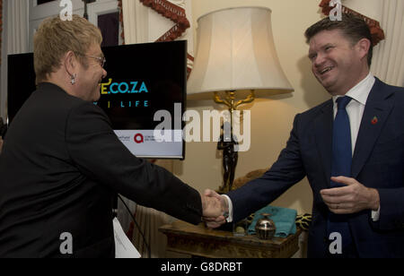 Der Botschafter der Vereinigten Staaten in Großbritannien, Matthew Barzun (rechts), begrüßt Sir Elton John (links) im Winfield House in London. Stockfoto