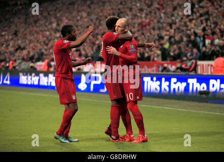 Fußball - UEFA Champions League - Gruppe F - Bayern München / Arsenal - Allianz Arena. Arjen Robben (rechts) von Bayern München feiert das vierte Tor seiner Mannschaft im Spiel mit seinen Teamkollegen Stockfoto