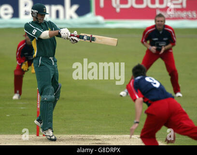 Cricket - Twenty20 Cup - Nottinghamshire Outlaws / Lancashire Lightning - Trent Bridge. Stephen Fleming von Nottinghamshire Outlaws erzielt vier Runs vor dem Lancashire Lighting-Bowler James Anderson. Stockfoto