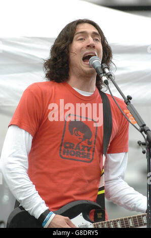 Snow Patrol Lead Sänger Gary Lightbody auf der Bühne als die Band auftreten. Stockfoto