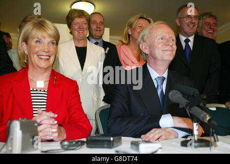 Sir Reg Empey, Vorsitzender der New Ulster Unionist Party, mit Frau Stella (in rot) spricht im Ramada Hotel mit der Presse. Stockfoto