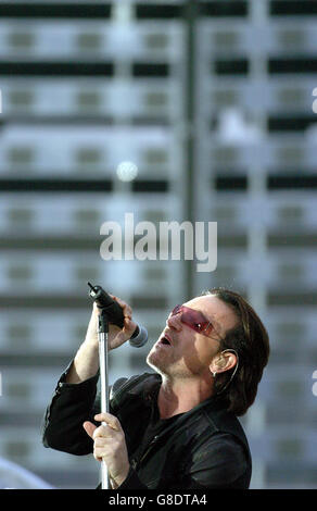 U2-Konzert - Croke Park. Bono singt U2's ersten Song 'Vertigo'. Stockfoto