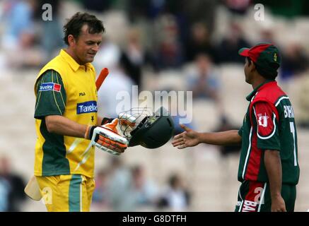 Cricket - The NatWest International Triangular Series - Australien / Bangladesch - Old Trafford. Am Ende des Spiels gratuliert der aus Bangladesch lebende Habibul Bashar dem australischen Schlagmann Adam Gilchrist Stockfoto