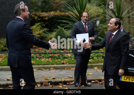 Premierminister David Cameron begrüßt den ägyptischen Präsidenten Abdel Fatah al-Sisi vor ihrem Treffen in der Downing Street 10 in London. Stockfoto