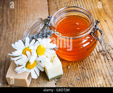 Handgemachte Naturseifen mit Honig, Lavendel und Kamille. Natürliche Schönheitspflege Stockfoto