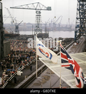 Die Unionsflagge und die Esso-Flaggen fliegen in Wallsend-on-Tyne, als Prinzessin Anne ESSO Northumbria (253,000 Tonnen Tragfähigkeit), den größten Tanker Großbritanniens, ins Leben rief. Stockfoto