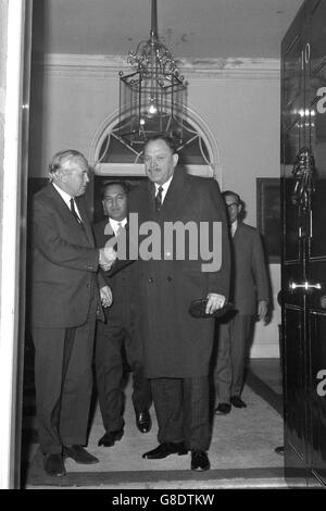 Politik - Ayub Khan und Harold Wilson - Downing Street, London Stockfoto