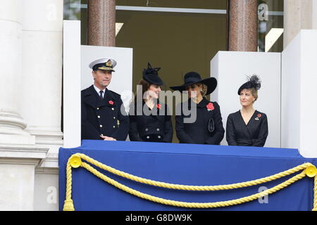 (Von links nach rechts) Vize-Admiral Sir Timothy Laurence, die Herzogin von Cambridge, Königin Maxima der Niederlande und die Gräfin von Wessex während des jährlichen Gedenksonntages im Cenotaph-Denkmal in Whitehall, im Zentrum von London, Zu Ehren der Mitglieder der Streitkräfte, die in großen Konflikten ums Leben gekommen sind. Stockfoto