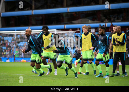 Bacary Sagna (Mitte) von Manchester City erwärmt sich mit Teamkollegen vor dem Spiel der Barclays Premier League in Villa Park, Birmingham. DRÜCKEN Sie VERBANDSFOTO. Bilddatum: Sonntag, 8. November 2015. Siehe PA Geschichte FUSSBALL Villa. Bildnachweis sollte lauten: Nick Potts/PA Wire. Keine Verwendung mit nicht autorisierten Audio-, Video-, Daten-, Fixture-Listen, Club/League-Logos oder „Live“-Diensten. Stockfoto