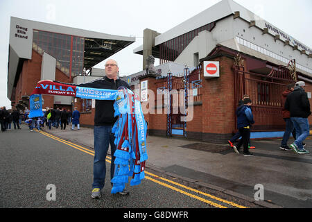 Fußball - Barclays Premier League - Aston Villa gegen Manchester City - Villa Park. Ein Schal-Verkäufer außerhalb des Bodens vor dem Spiel der Barclays Premier League in Villa Park, Birmingham. Stockfoto