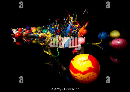 Schön gestaltete, Hand geblasen Glasskulpturen in zwei Ruderboote im Chihuly Garten und Glasmuseum in Seattle, WA, USA. Stockfoto