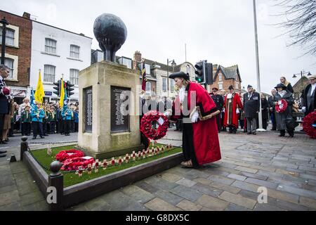 Würdenträger legen Kränze auf das Kriegsdenkmal im Royal Wootton Bassett in Wiltshire, während einer Gedenksonntagsparade. Stockfoto