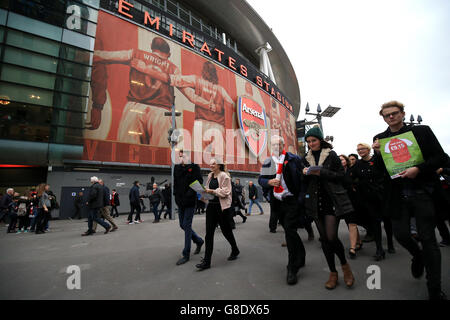 Labour-Chef Jeremy Corbyn mit Fußballfans, die vor dem Spiel der Barclays Premier League im Emirates Stadium in London gegen den Living Wage protestierten. DRÜCKEN SIE VERBANDSFOTO. Bilddatum: Sonntag, 8. November 2015. Siehe PA Geschichte FUSSBALL Arsenal. Bildnachweis sollte lauten: Nigel French/PA Wire. Stockfoto