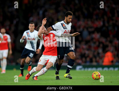 Fußball - Barclays Premier League - Arsenal gegen Tottenham Hotspur - Emirates Stadium. Mathieu Debuchy (links) von Arsenal kämpft mit Mousa Dembele von Tottenham Hotspur um den Ball Stockfoto