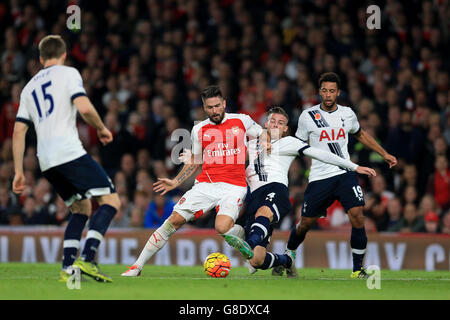 Olivier Giroud von Arsenal (Mitte links) kämpft während des Spiels der Barclays Premier League im Emirates Stadium, London, um den Ball mit Toby Alderweireld von Tottenham Hotspur (zweite rechts). Stockfoto