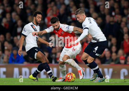 Olivier Giroud von Arsenal (Mitte) kämpft während des Spiels der Barclays Premier League im Emirates Stadium, London, um den Ball mit Mousa Dembele von Tottenham Hotspur und Toby Alderweireld (rechts). Stockfoto