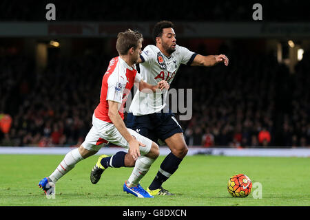 Nacho Monreal (links) von Arsenal kämpft während des Spiels der Barclays Premier League im Emirates Stadium in London mit Mousa Dembele von Tottenham Hotspur um den Ball. Stockfoto