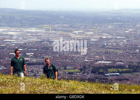 Spaziergänger auf den neu eröffneten Divis und Black Moutains mit Blick auf Belfast. Der National Trust kaufte Divis und den Schwarzen Berg im vergangenen November vom Verteidigungsministerium mit der Bergkette, die einst von der Armee zum Spionieren von Terroristen in der Stadt genutzt wurde. 1,500 Hektar Moor- und Heidefläche wurden heute allen zugänglich gemacht. Stockfoto